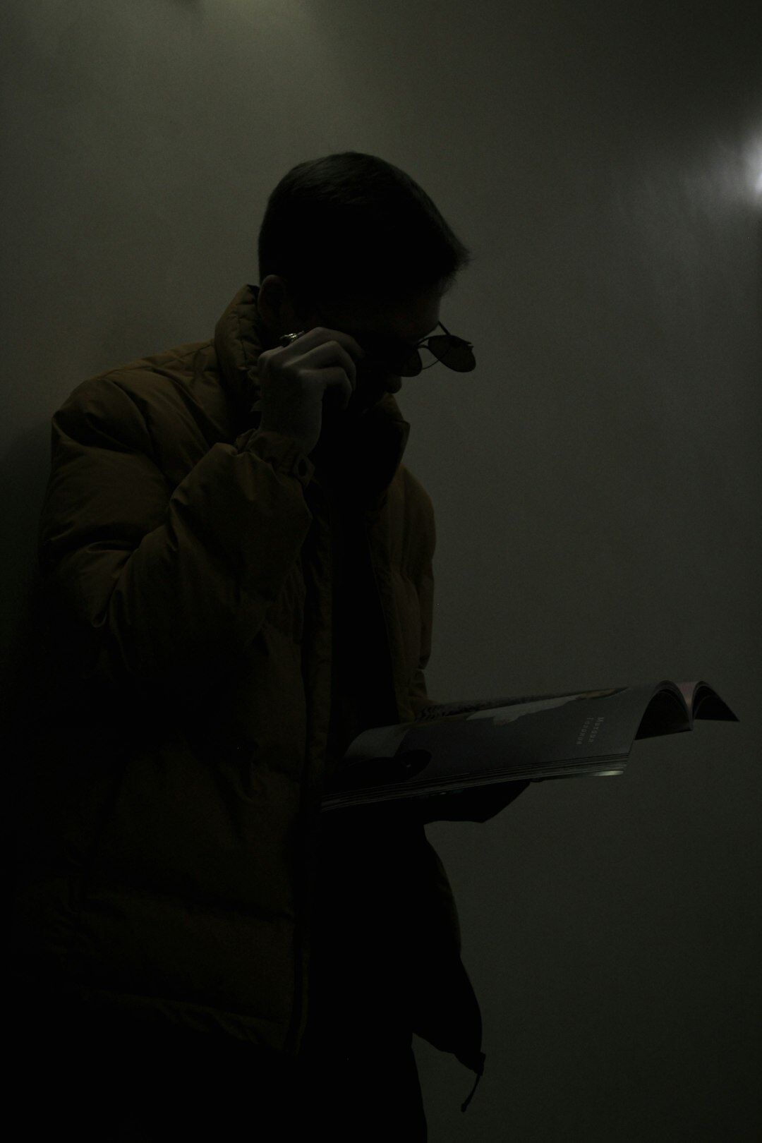 detective reading case file
